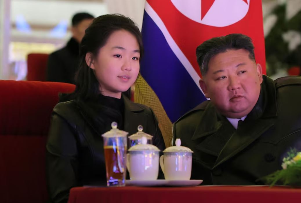 Kim Ju Ae bersama Presiden Korea Utara sekaligus sang ayah, Kim Jong Un.