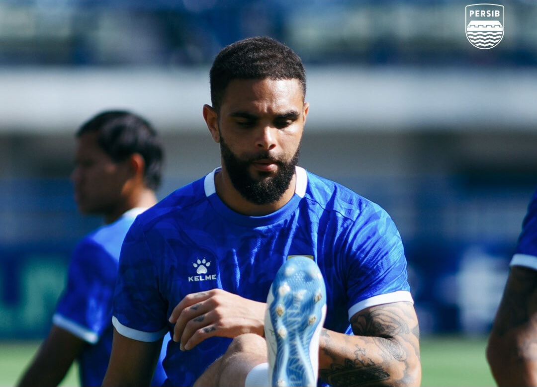 Layvin Kurzawa saat latihan.