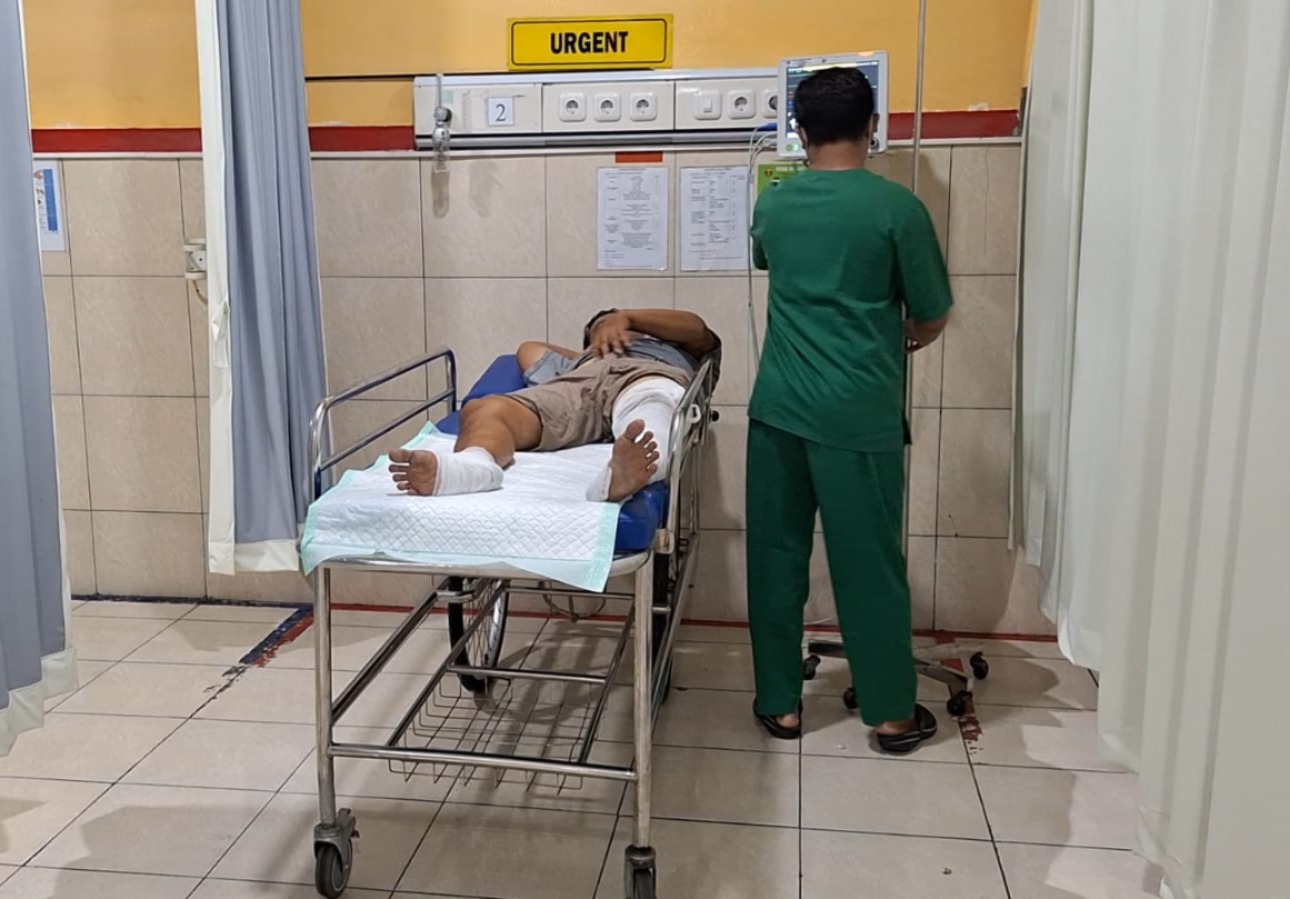 PERAWATAN: Salah seorang korban kebakaran warung kopi Desa Klitik, Geneng, Ngawi, Selasa (17/2) malam. FOTO: ASEP SYAEFUL/RADAR NGAWI