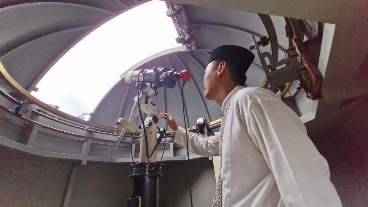 OBSERVASI: Pemantauan hilal di Observatorium Balai Rukyah Ibnu Syatir, Ponpes Al-Islam Joresan, Kecamatan Mlarak, Selasa (17/2). FOTO: SUGENG DWI N/RADAR PONOROGO