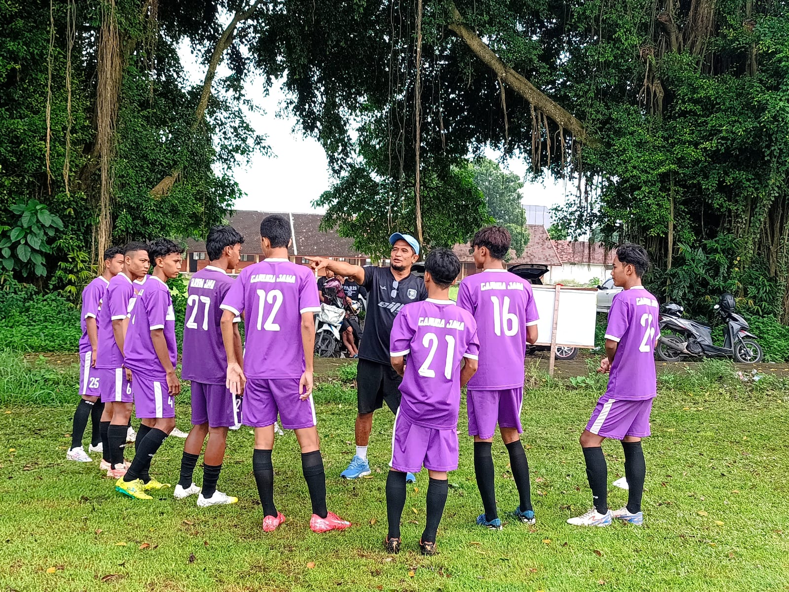 SKUAD TANGGUH: Pemain PSM Madiun U-17 menjalani sesi latihan saat mengikuti mini kompetisi di Kediri sebagai persiapan menghadapi Piala Soeratin. FOTO: ISTIMEWA