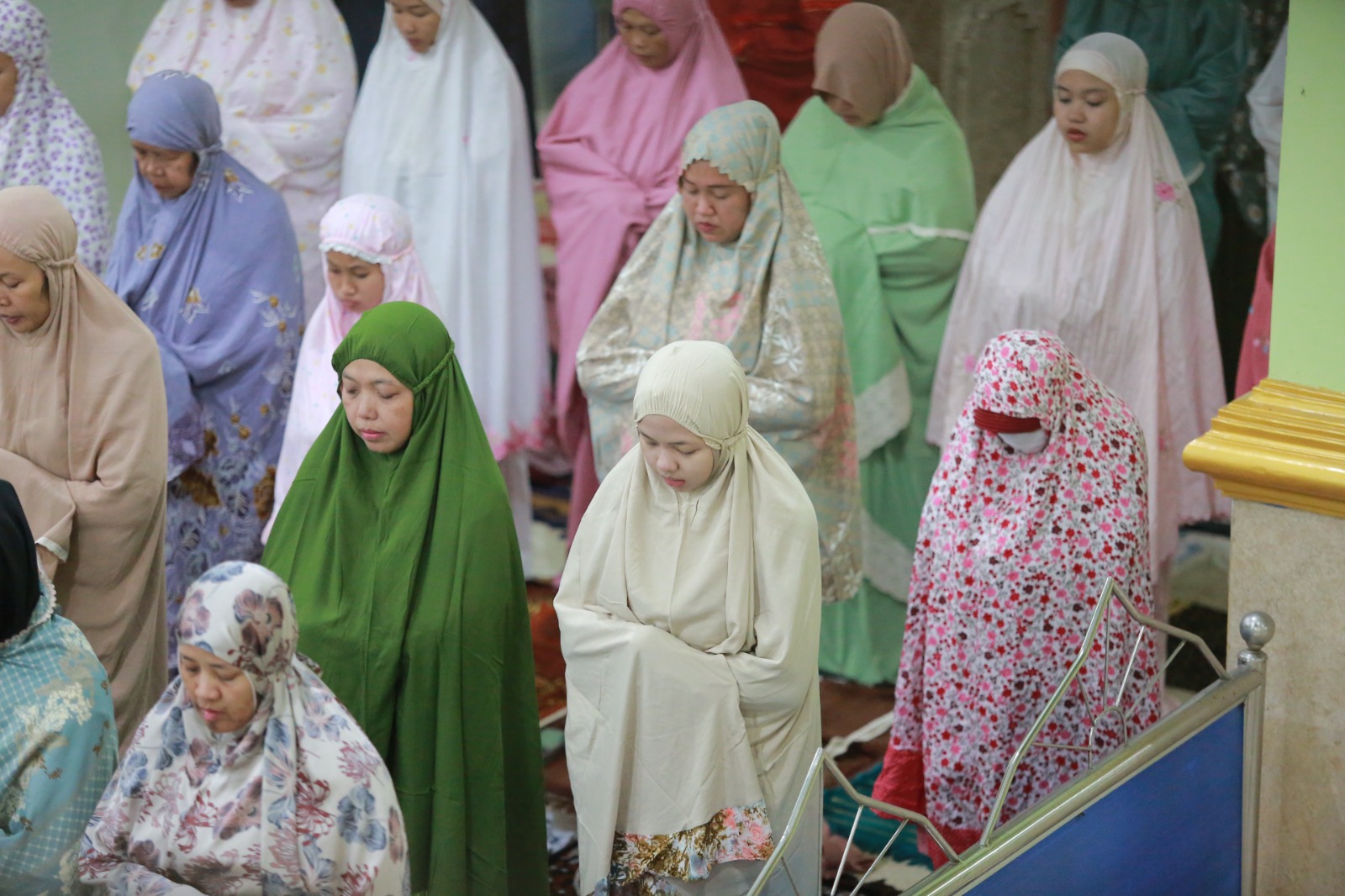 SAF RAPI: Para jemaah tampak khusyuk menjalankan ibadah salat tarawih perdana di Masjid Agung Baitul Hakim, Kota Madiun tadi malam (18/2). FOTO: BAGAS BIMANTARA/RADAR MADIUN