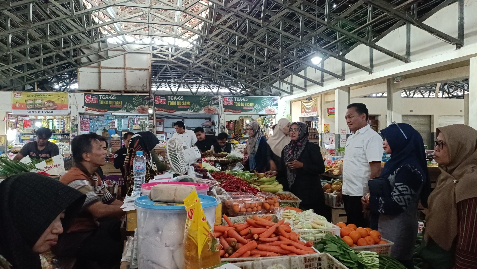 SIDAK: Tim Satgas Pangan Pacitan saat mengecek harga berbagai bahan pangan di beberapa lokasi, kemarin (18/2). FOTO: NUR CAHYONO/RADAR PACITAN