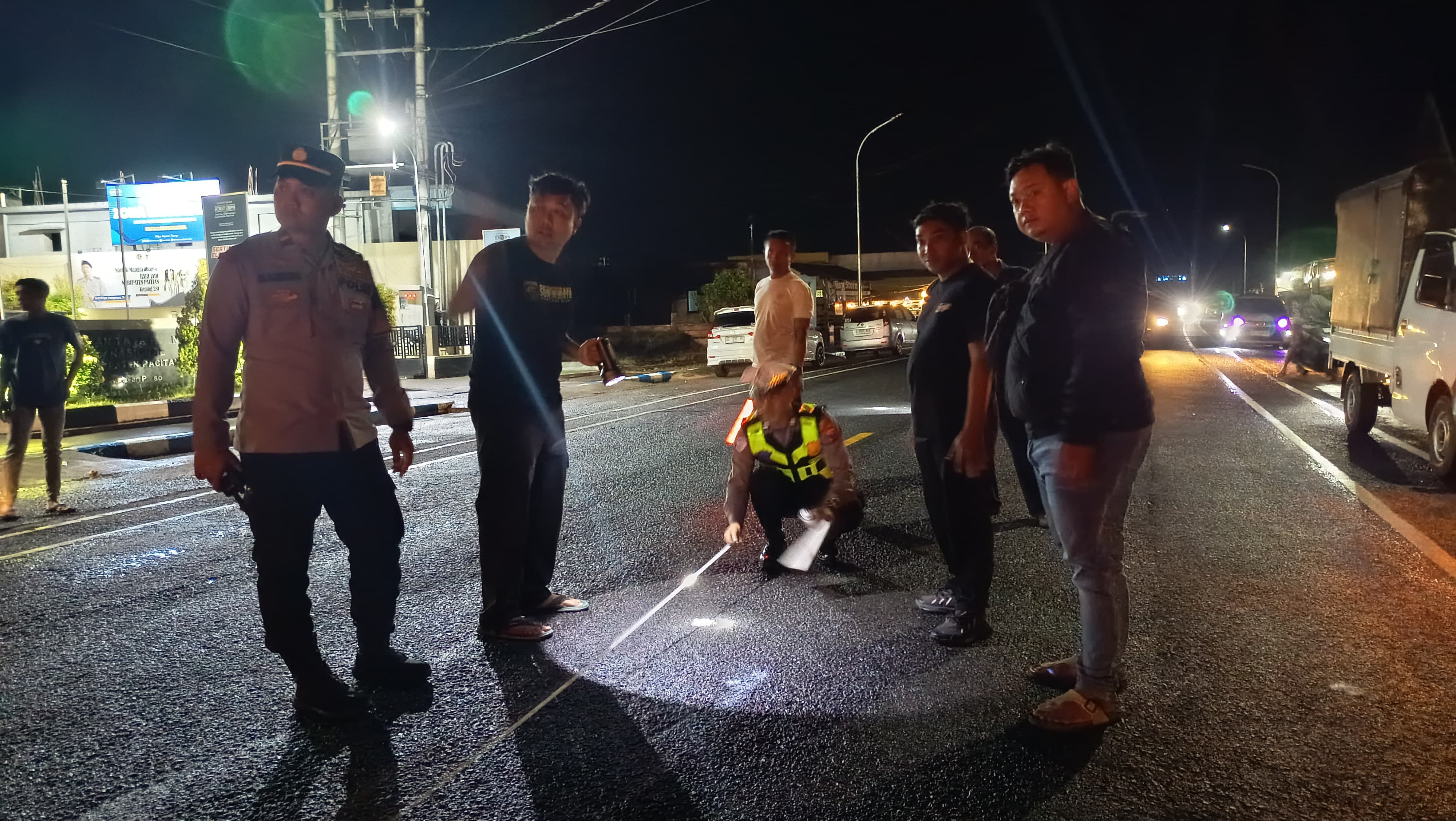 KECELAKAAN MAUT: Kecelakaan di JLS Ploso Pacitan melibatkan Honda Brio dan sepeda motor, Rabu malam (18/2). Pemotor tewas di TKP. FOTO: ISTIMEWA