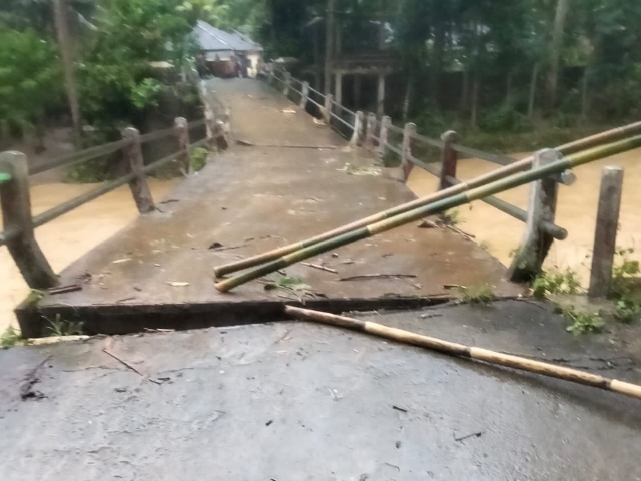 RUSAK: Jembatan penghubung Sukorejo&ndash;Sumberejo di Sudimoro Pacitan rusak akibat debit sungai meningkat setelah hujan deras, Rabu (18/2). FOTO: ISTIMEWA