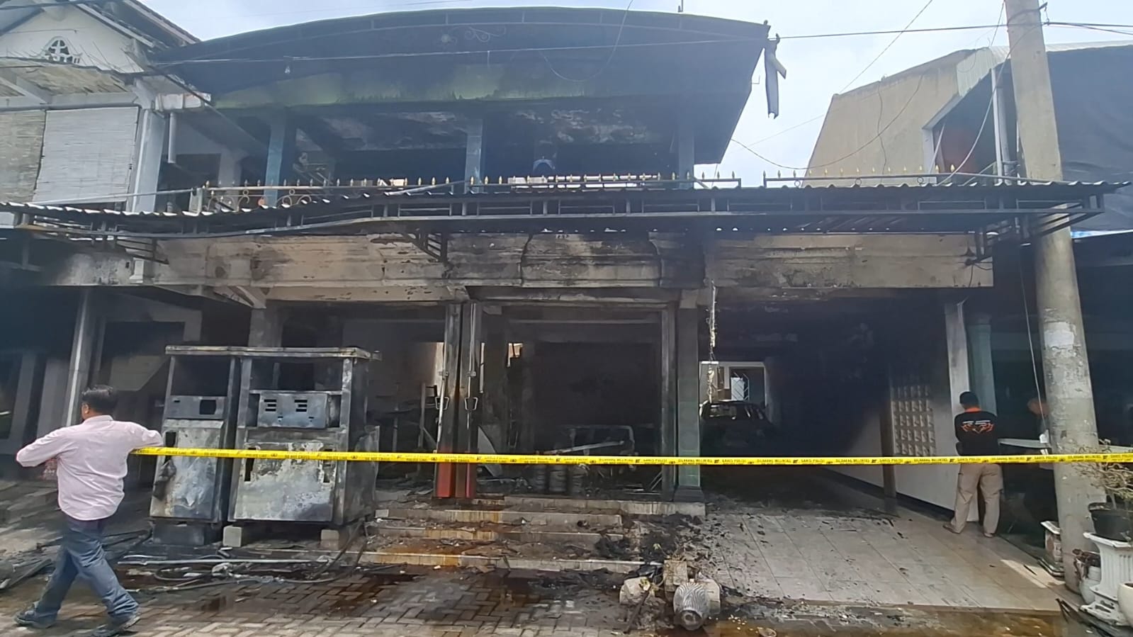 OLAH TKP: Polisi bersama tim Inafis melakukan olah TKP kebakaran ruko di Sidorejo, Kebonsari, Madiun. Penyebab dipastikan korsleting listrik pada pertamini. FOTO: ISTIMEWA