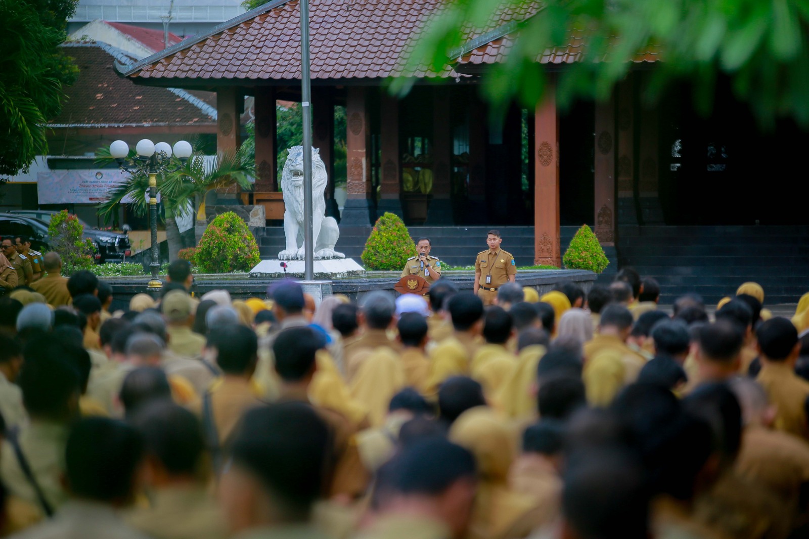 ABDI NEGARA: Ratusan pegawai Pemkab Ponorogo mengikuti apel di halaman Pendapa Pemkab menjelang penyesuaian jam kerja Ramadan. SUGENG DWI N/RADAR PONOROGO