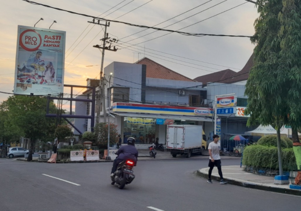 TAK JADI DIPERBAIKI TAHUN INI: Suasana terkini salah satu sudut Alun-Alun Ngawi yang batal ditata ulang karena anggaran dialihkan untuk jalan dan pasar hewan. ASEP SYAEFUL/RADAR NGAWI
