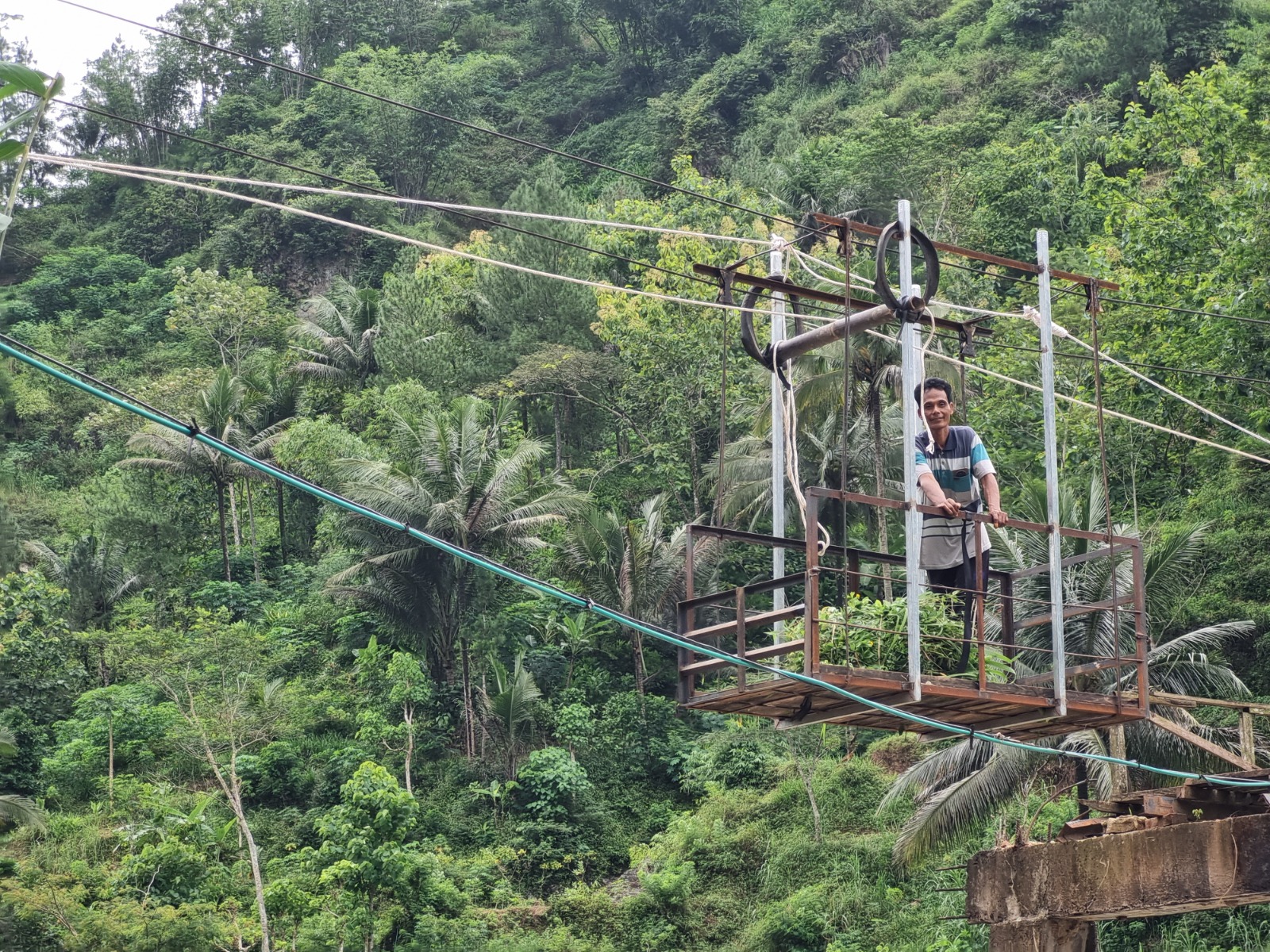 AKSES DARURAT: Warga perbatasan Ponorogo&ndash;Trenggalek di Ngrayun terpaksa menyeberangi Sungai Jabak menggunakan gondola swadaya usai jembatan hanyut. DOK RADAR PONOROGO