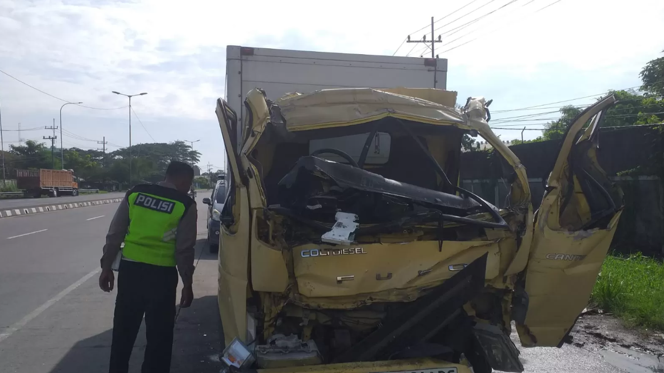Truk box hantam dump truck di Exit Tol Krian&ndash;Gresik, satu orang meninggal dunia.