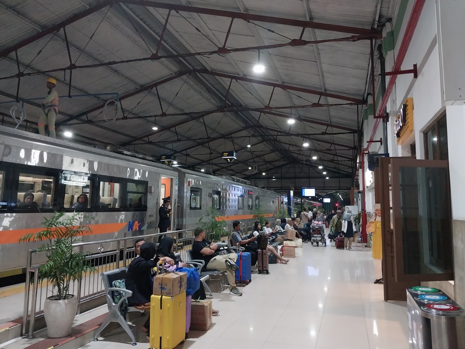 PADAT: Penumpang kereta api jarak jauh menunggu keberangkatan di Stasiun Madiun menjelang masa Angkutan Lebaran 2026.