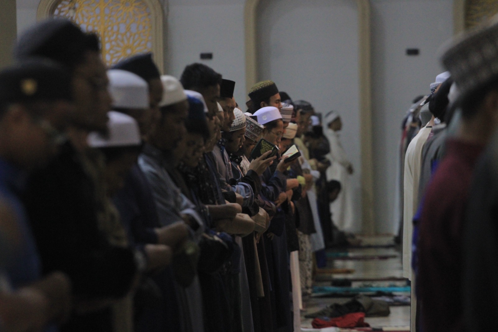 BERJAMAAH: Ribuan jemaah dari luar Magetan mengikuti tradisi salat tarawih 30 juz di Ponpes Al Fatah Temboro, Karas, kemarin (19/2). AJI PUTRA/RADAR MAGETAN