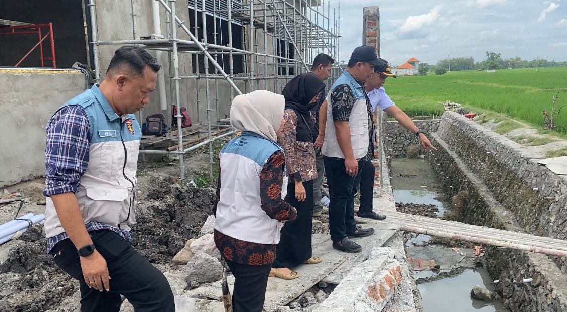 CEK LOKASI: Pokja Forum Penataan Ruang Ngawi meninjau langsung PT Sintec Industri Indonesia untuk memastikan progres penyelesaian dampak genangan air di Kartoharjo. ASEP SYAEFUL/RADAR NGAWI