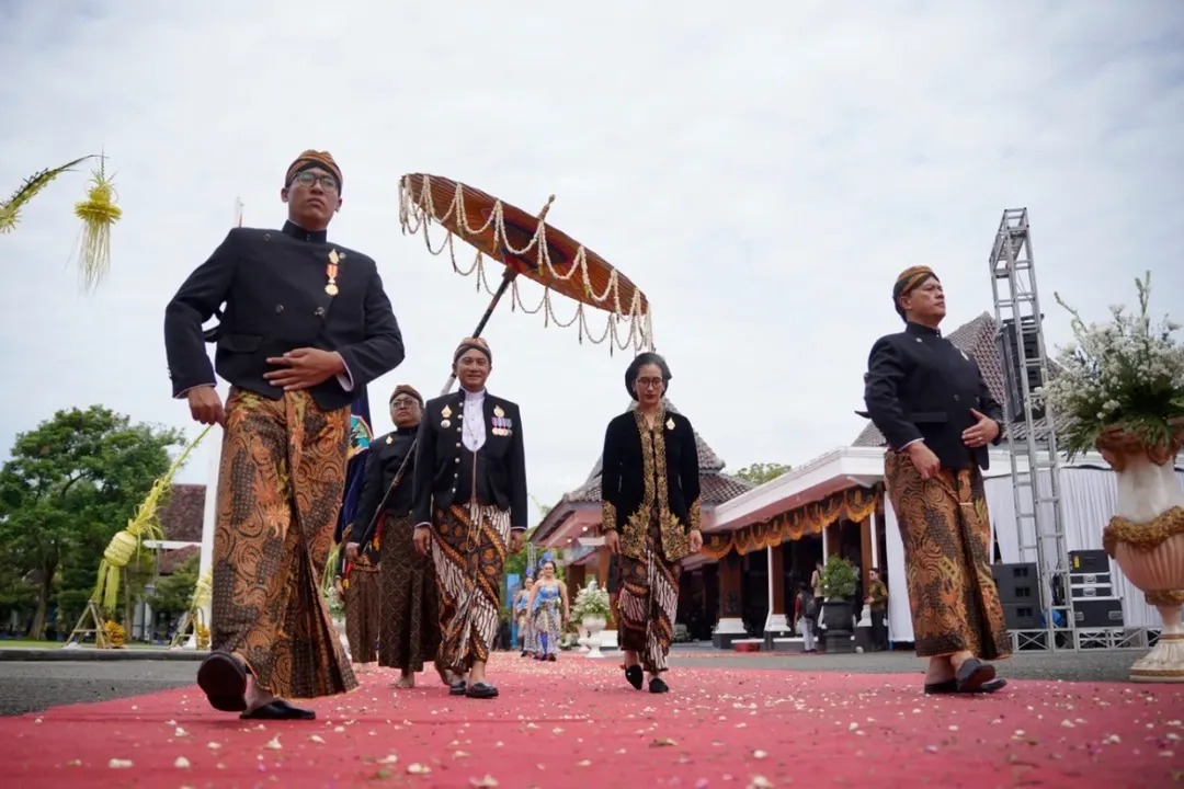 PROSESI: Bupati Pacitan Indrata Nur Bayuaji bersama istri mengikuti kirab Hari Jadi ke-281 Pacitan.