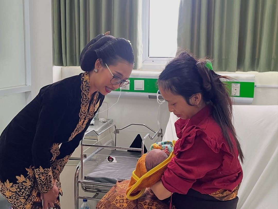 ADMINDUK: Ketua TP PKK Pacitan Efi Suraningsih menyerahkan dokumen KK dan KIA kepada orang tua bayi yang lahir bertepatan dengan Hari Jadi ke-281 Pacitan di RSUD dr Darsono. FOTO: PROKOPIM PACITAN