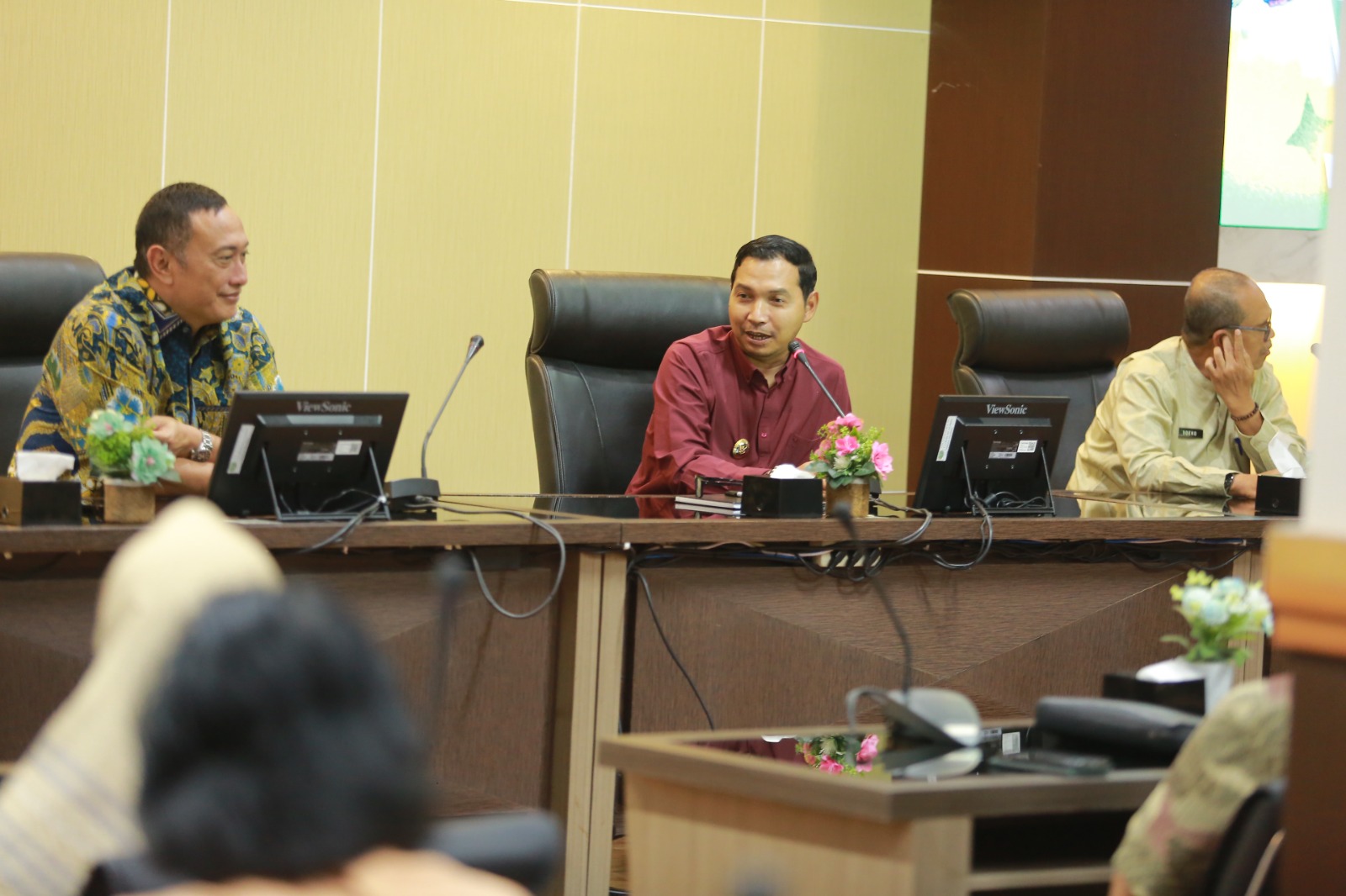 PIMPIN RAPAT: Plt Wali Kota Madiun F. Bagus Panuntun mendengarkan paparan konsep investor terkait rencana pemanfaatan aset eks THR di Balai Kota Madiun. BAGAS BIMANTARA/RADAR MADIUN