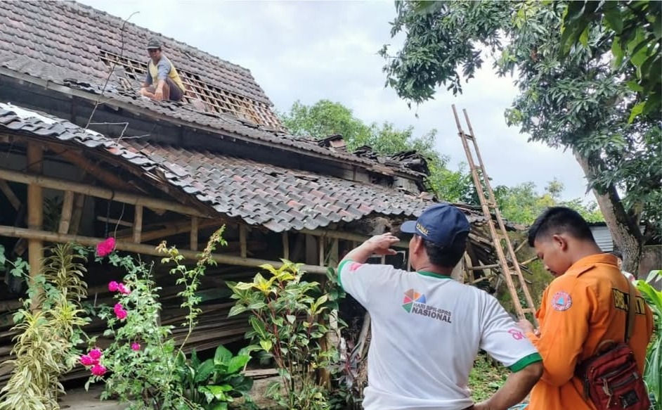 DAMPAK CUACA: Warga memperbaiki atap rumah yang tersingkap akibat angin kencang di wilayah Magetan. FOTO: BPBD MAGETAN