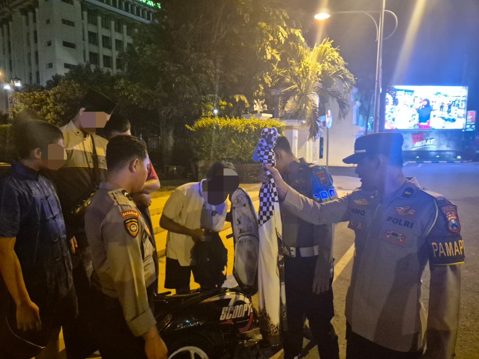 WAR SARUNG: Polres Ponorogo mengamankan sejumlah sarung dari remaja yang diduga hendak menggelar perang sarung di Alun-alun, Kamis dini hari (19/2). FOTO: POLRES PONOROGO