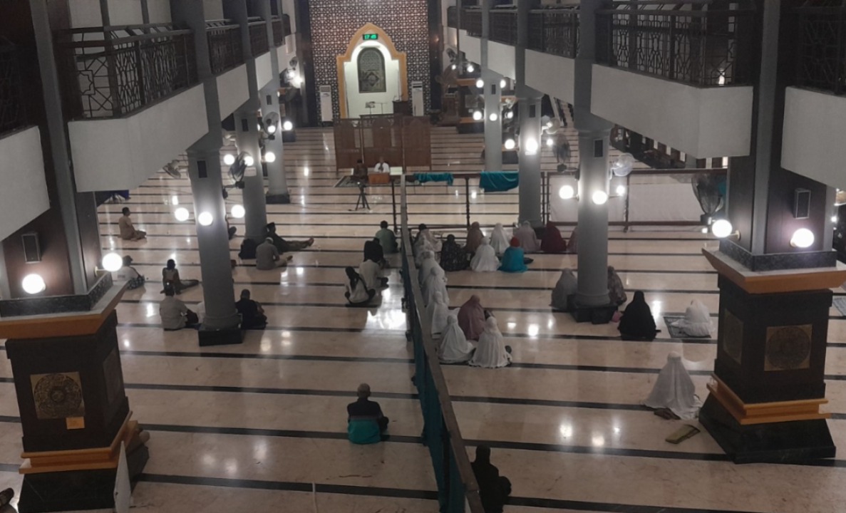 SEMARAK BULAN PENUH BERKAH: Suasana Masjid Agung Baiturrahman Ngawi dipadati jamaah di awal Ramadan 1447 Hijriah. ASEP SYAEFUL/RADAR NGAWI