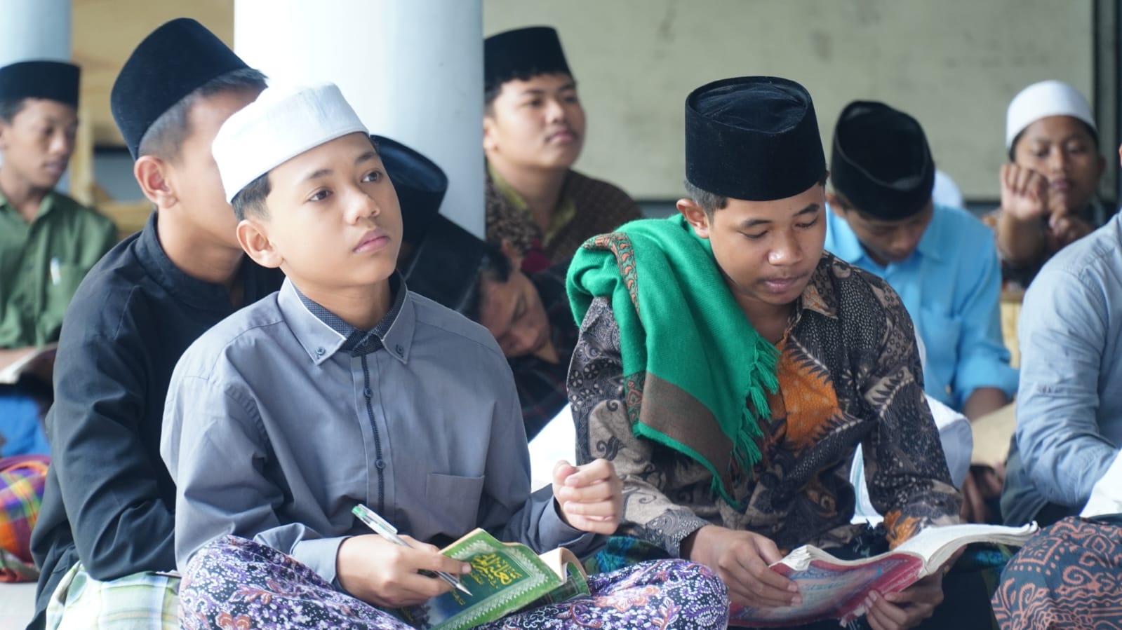 TRADISI: Para santri Pondok Pesantren Al Basyariyah khusyuk membaca Al-Qur&rsquo;an dalam rangkaian Ngaji Pasan dan Wetonan selama Ramadan. LODITYA FERNANDES/RADAR MADIUN
