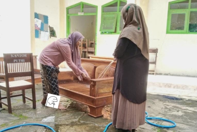 KEGIATAN PONDOK: Santri Pondok Pesantren Tremas Arjosari melakukan bersih-bersih lingkungan dan makam menyambut Ramadan 2026. NUR CAHYONO/RADAR PACITAN