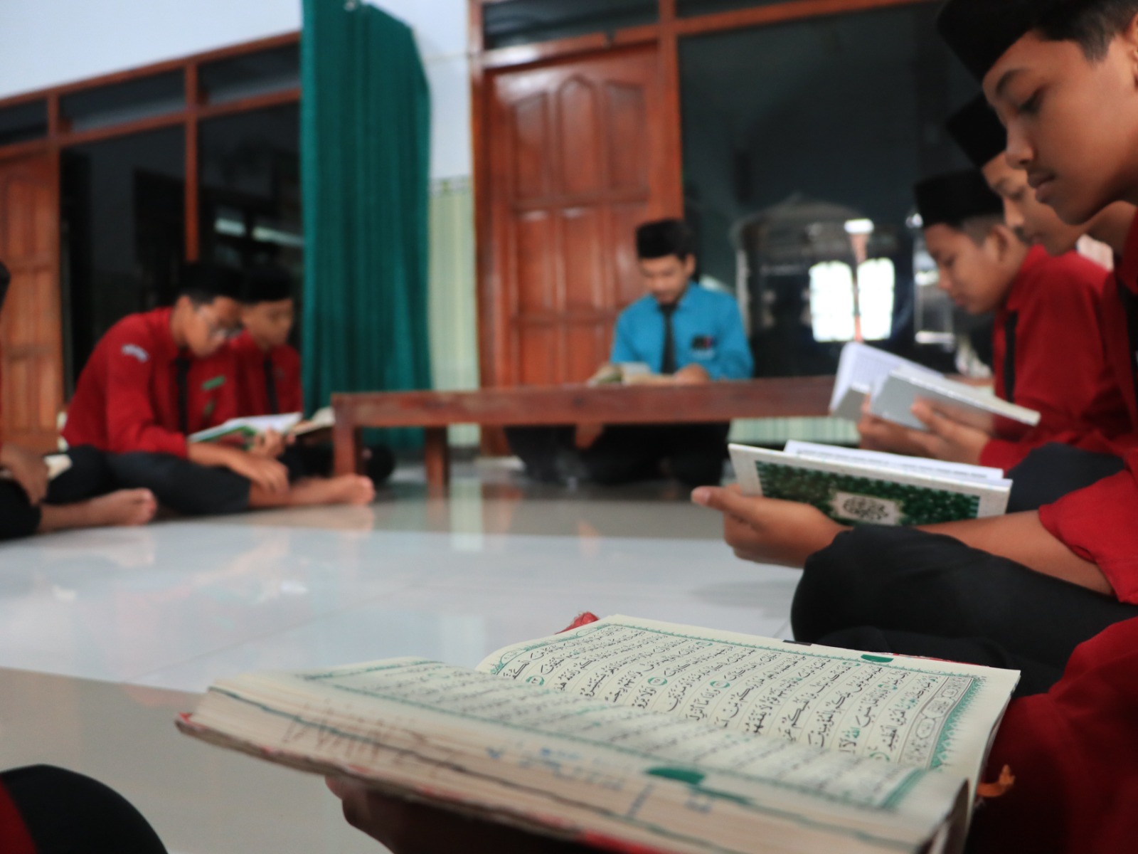 BULAN SUCI: Santri Ponpes Darut Taqwa Jenangan mengikuti kajian kitab dan rangkaian ibadah selama Ramadan. FOTO: SUGENG DWI N/RADAR PONOROGO