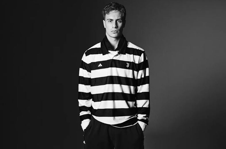 Kenan Yildiz menjadi model jersey keempat Juventus.