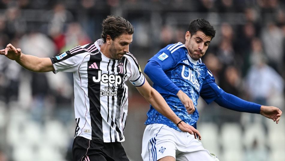 Alvaro Morata, kanan, berduel dengan Manuel Locatelli dalam laga Juventus vs Como.