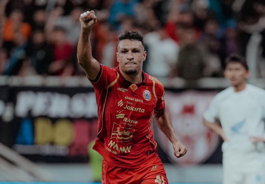 Persija menang 2-1. Selebrasi Ajaraie usai cetak gol.