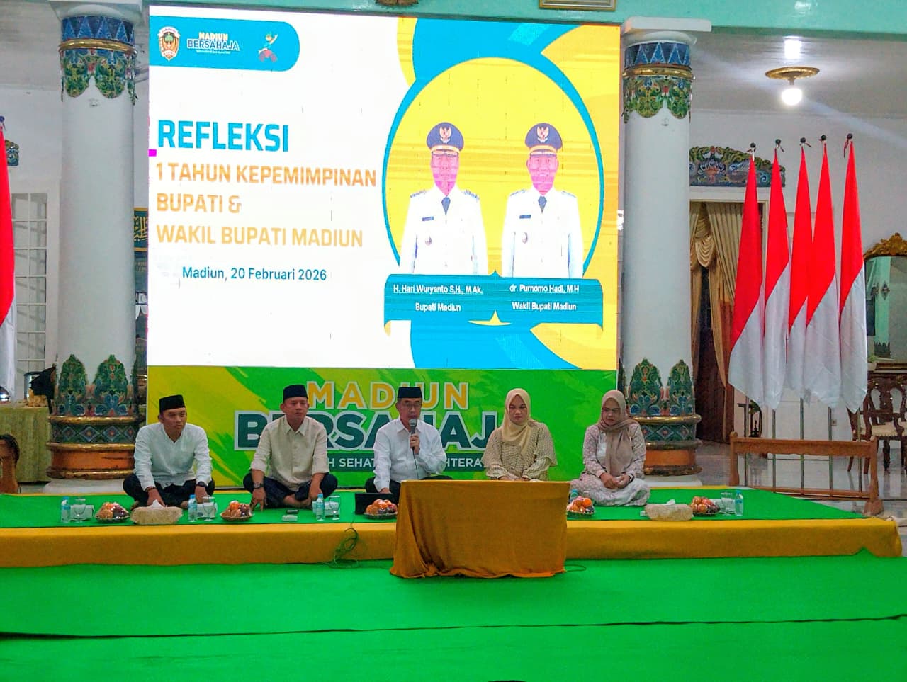 REFLEKSI SAHUR: Bupati dan Wabup Madiun menggelar refleksi satu tahun kepemimpinan dirangkai sahur bersama di Pendapa Muda Graha. LODITYA FERNANDES/RADAR MADIUN