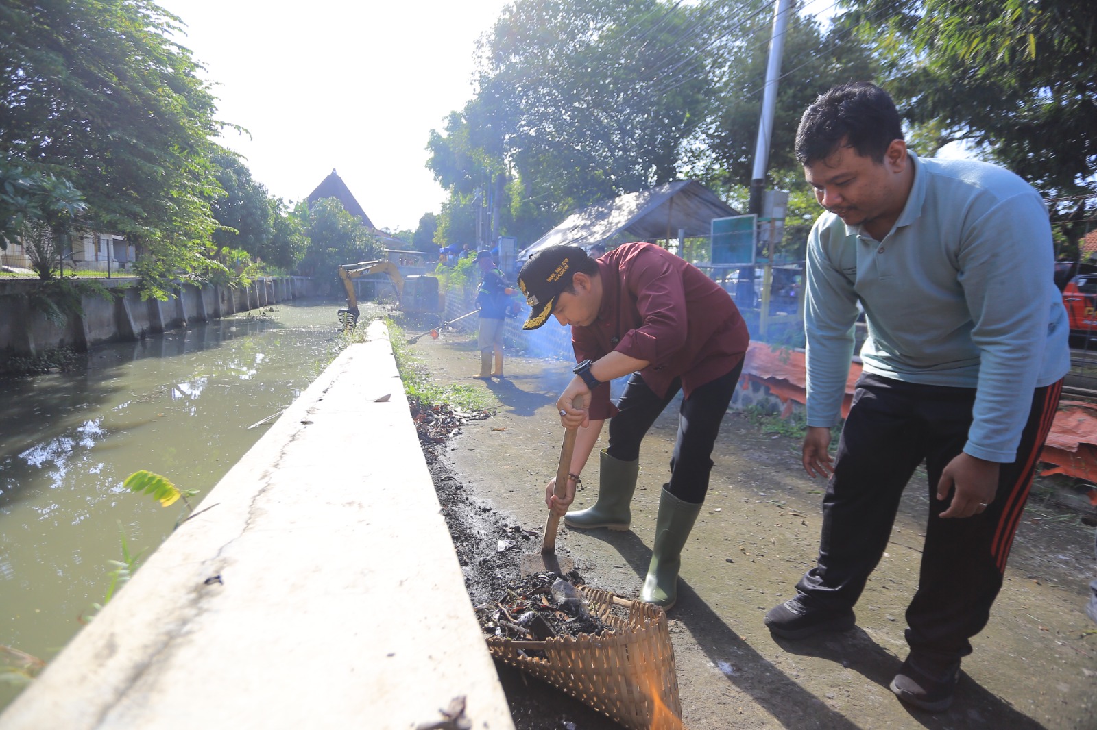 KURVE: Plt Wali Kota Madiun F Bagus Panuntun bersama jajaran OPD dan TNI-Polri membersihkan bantaran Sungai Setia Budi. BAGAS BIMANTARA/RADAR MADIUN