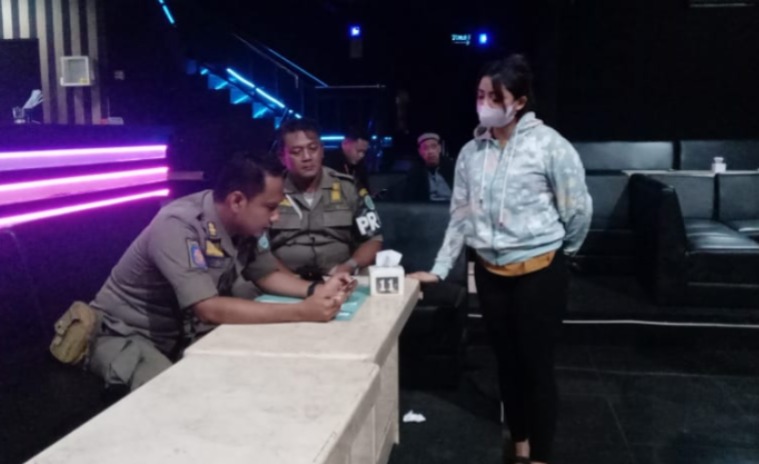 TUTUP TOTAL: Petugas Satpol PP dan Damkar Ponorogo melakukan sidak dan sosialisasi ke THM yang diminta tutup selama Ramadan. DOK RADAR MADIUN