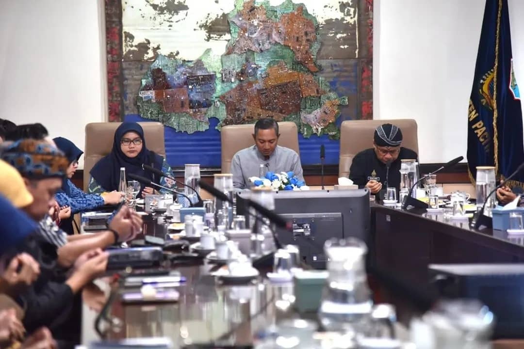 AUDIT LKPD: Bupati Pacitan Indrata Nur Bayuaji menerima tim BPK Jatim dalam entry meeting pemeriksaan LKPD 2025. FOTO: PROKOPIM PACITAN