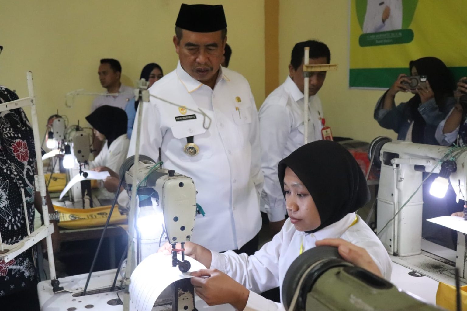 PELATIHAN KERJA: Bupati Madiun Hari Wuryanto meninjau pelatihan menjahit dan assembling sepatu yang digelar Disnakerin sebagai upaya menekan pengangguran. FOTO: ISTIMEWA