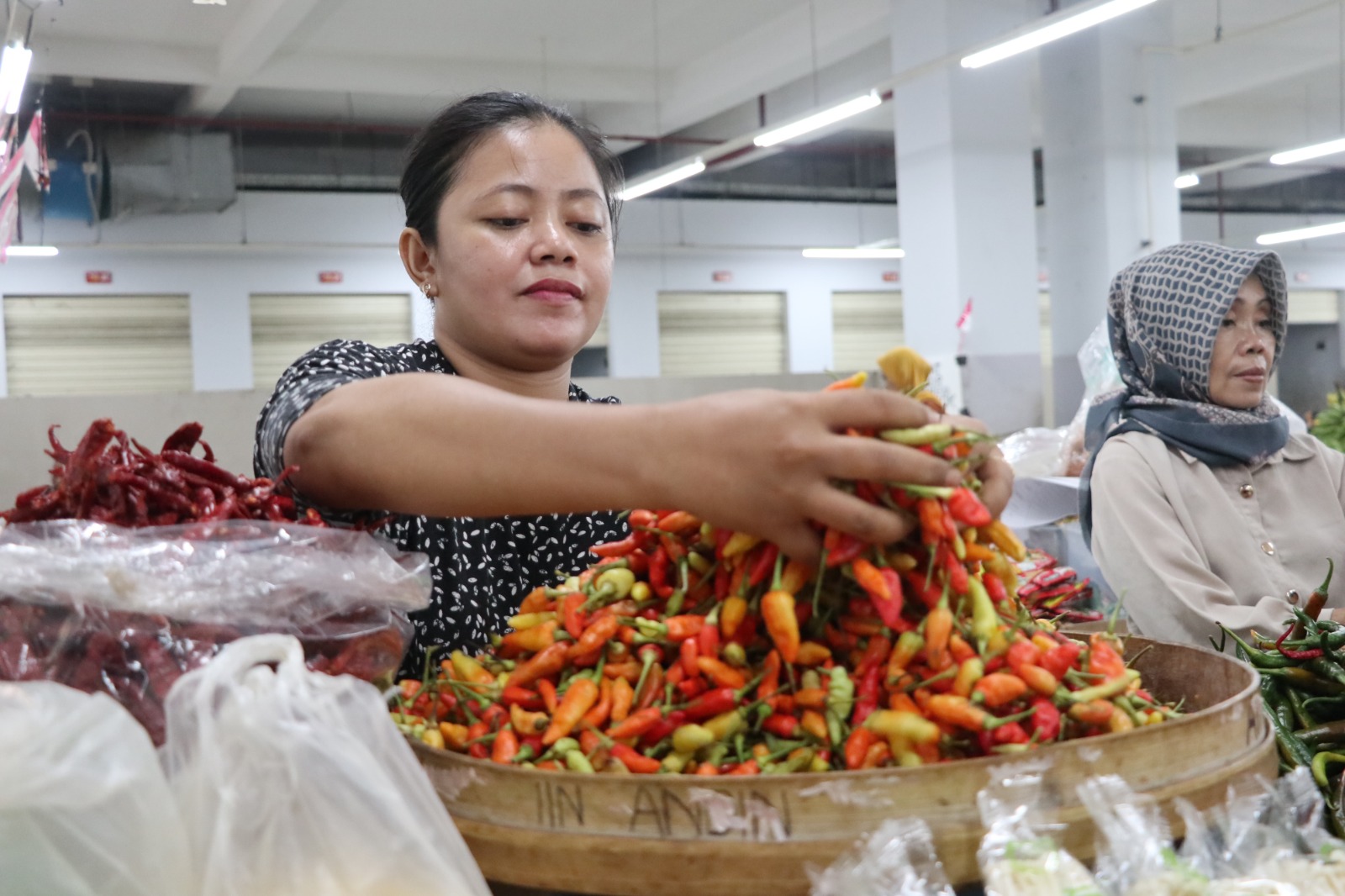 HARGA NAIK: Pedagang melayani pembeli di Pasar Legi Ponorogo saat harga bahan pokok, terutama cabai rawit, naik memasuki Ramadan. SUGENG DWI N/RADAR PONOROGO