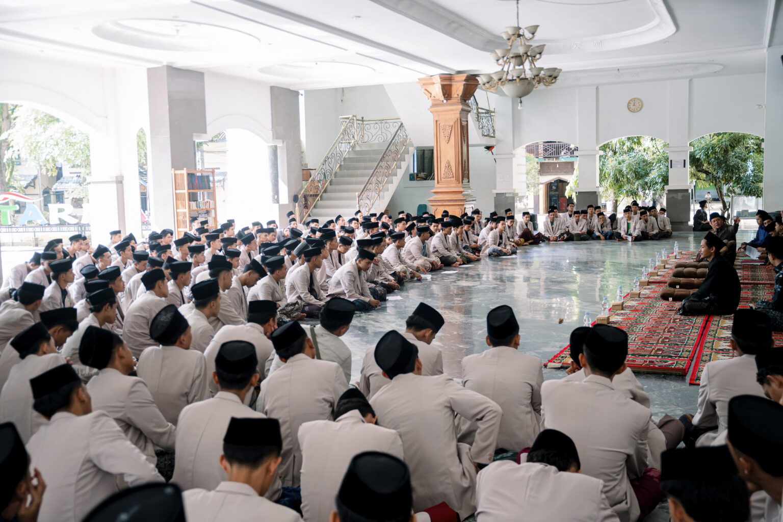 MAHASANTRI: Ratusan santri Ponpes Tremas Arjosari diberangkatkan mengikuti program dakwah bil hal Ramadan untuk mengabdi di masyarakat. FOTO: ISTIMEWA