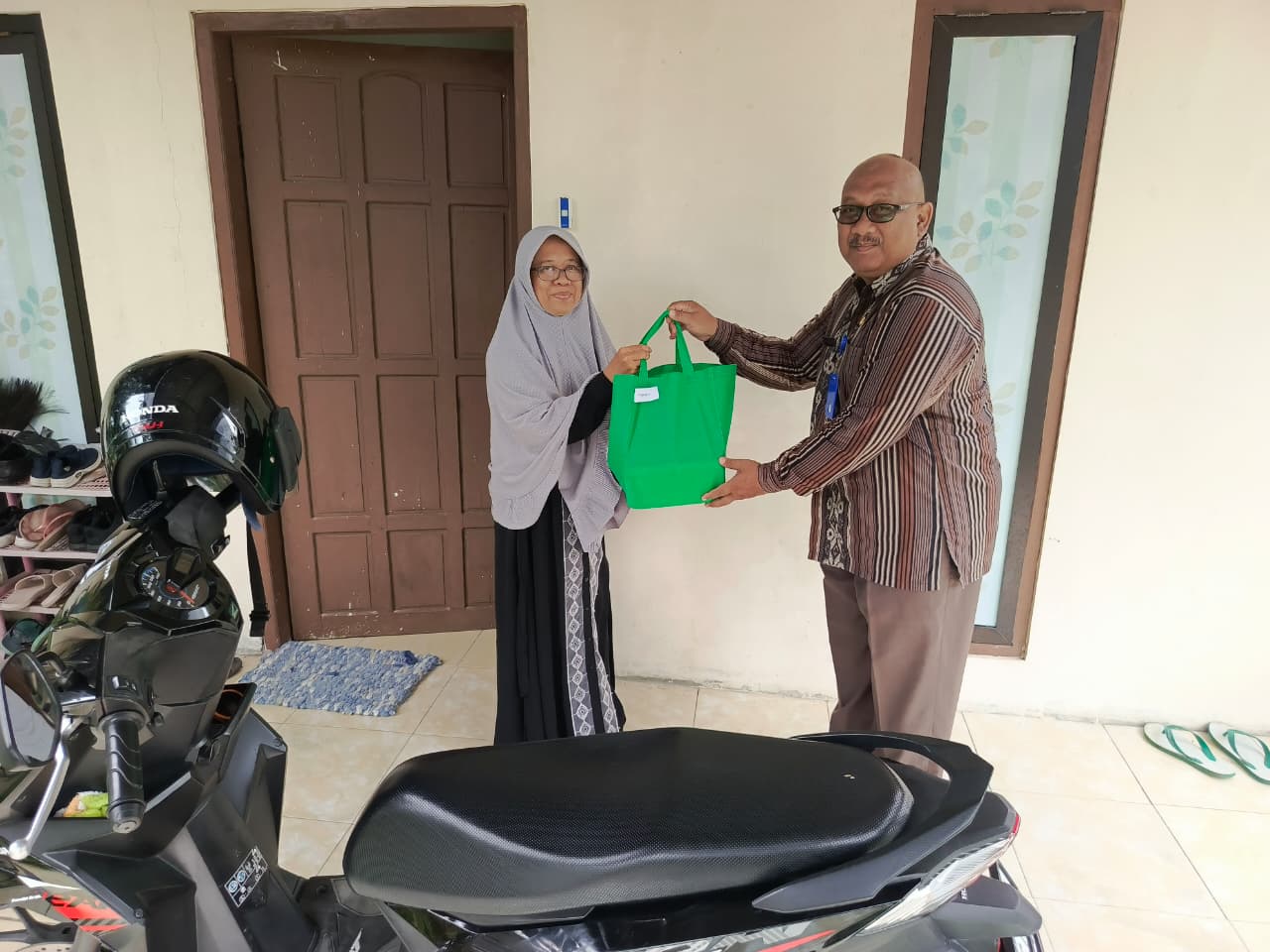 PEDULI RAMADAN: Pejabat Pemkot Madiun bersama direktur BUMD turun langsung membagikan takjil kepada masyarakat sebagai program berbagi Ramadan.