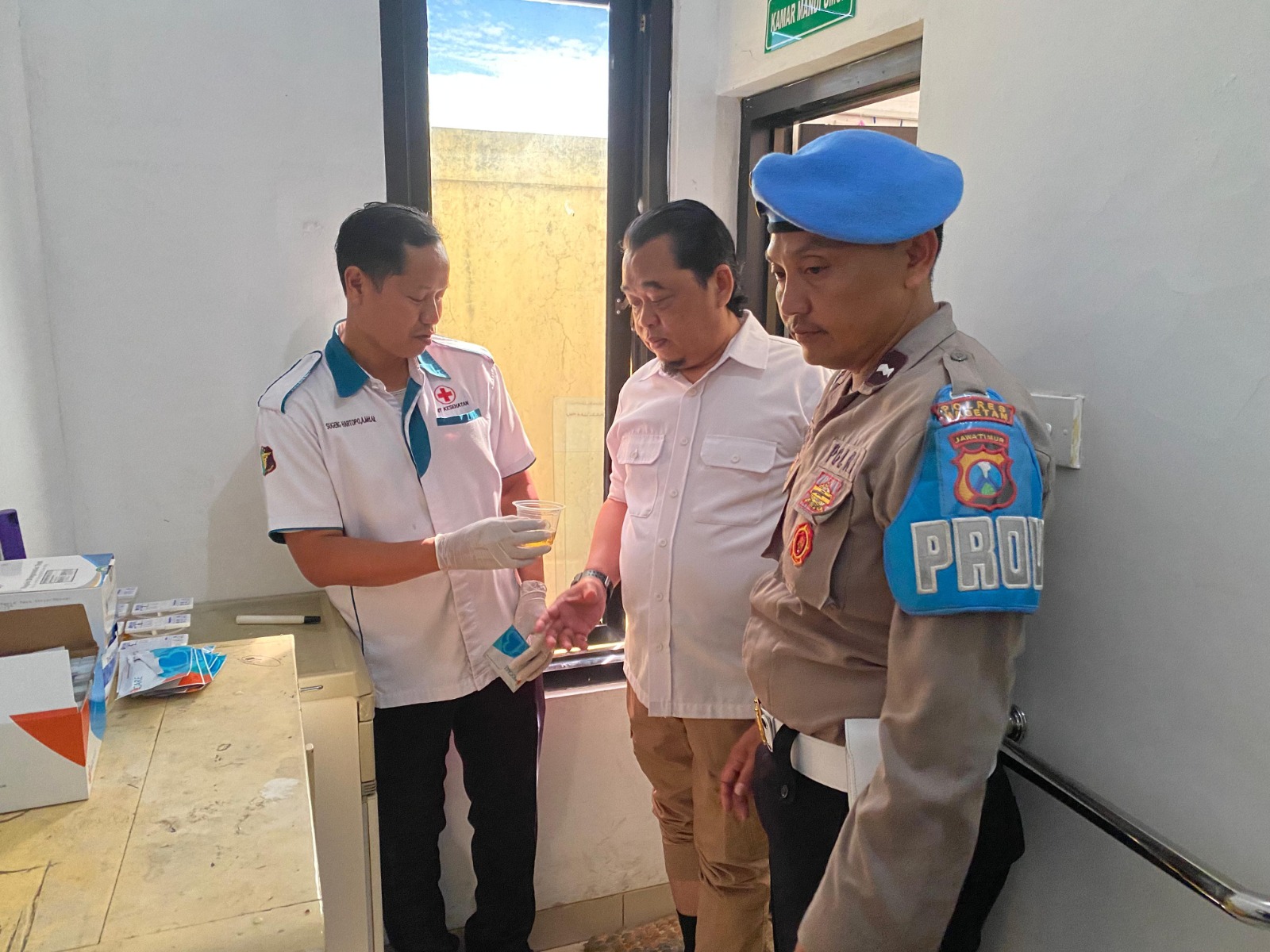 CEK URINE: Anggota Polres Magetan menjalani tes urine acak di Klinik Bhayangkara sebagai upaya pencegahan penyalahgunaan narkoba di internal kepolisian.