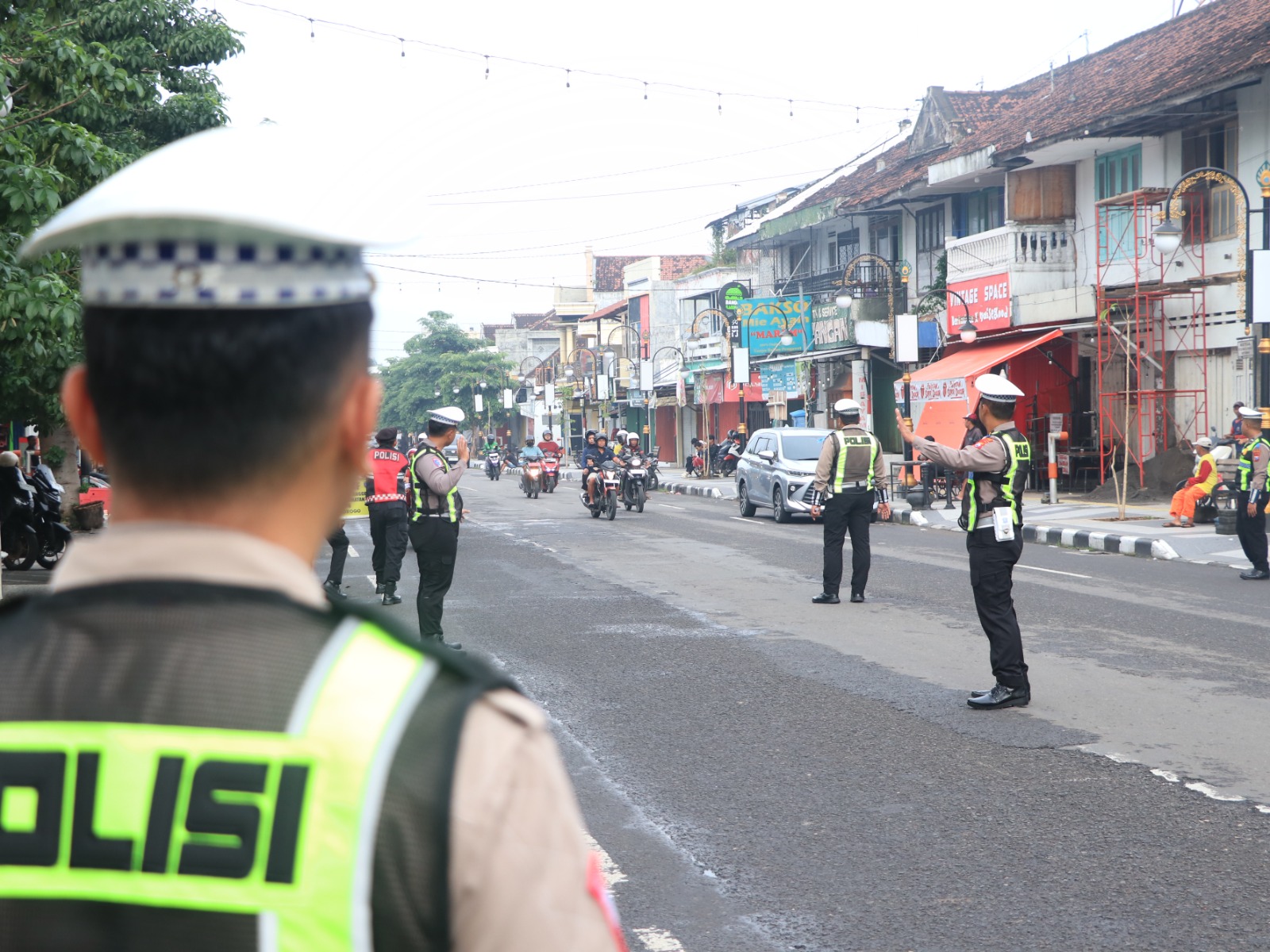 OPERASI LALU LINTAS: Satlantas Polres Ponorogo menggelar Operasi Keselamatan Semeru 2026 di simpang Pasar Legi untuk meningkatkan disiplin berkendara. SUGENG DWI N/RADAR PONOROGO