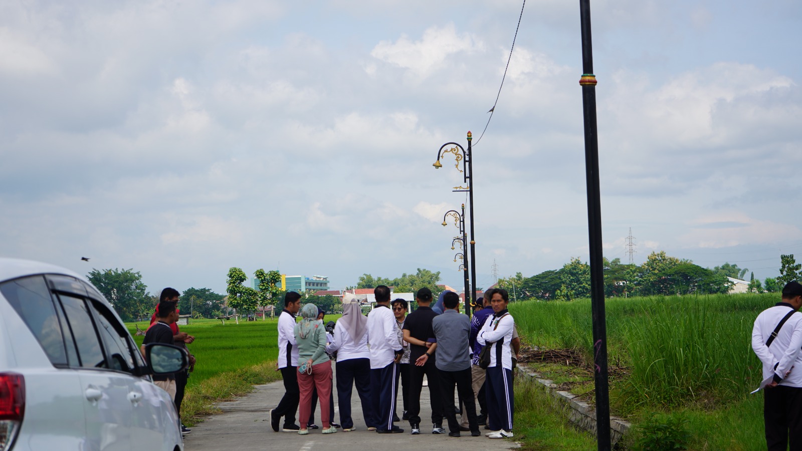 SURVEI LOKASI: Tim teknis Kementerian PU bersama OPD Kota Madiun meninjau calon lahan pembangunan Sekolah Rakyat di kawasan Winongo. DINSOS UNTUK RADAR MADIUN