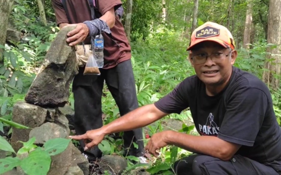 PENEMUAN: Pemerhati sejarah menunjukkan bongkahan batu diduga bagian bangunan candi yang ditemukan di kawasan hutan jati Desa Pandean, Karanganyar, Ngawi. ASEP SYAEFUL/RADAR NGAWI