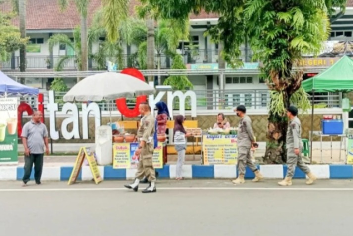 HIMBAUAN: Petugas Satpol PP Pacitan menyosialisasikan aturan berjualan selama Ramadan, pedagang tetap boleh buka dengan memasang tirai. DOK RADAR PACITAN