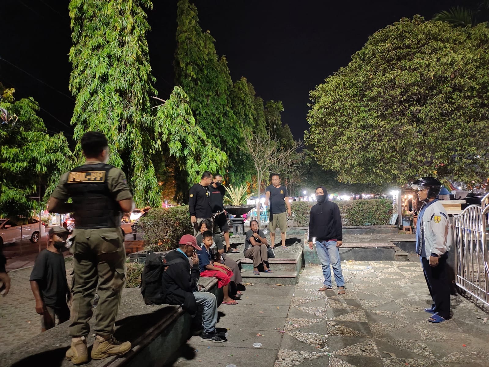 PATROLI: Petugas Satpol PP dan Damkar Ponorogo mengamankan pengemis saat patroli ketertiban di kawasan Alun-alun guna menjaga kondusivitas Ramadan. DOK RADAR PONOROGO