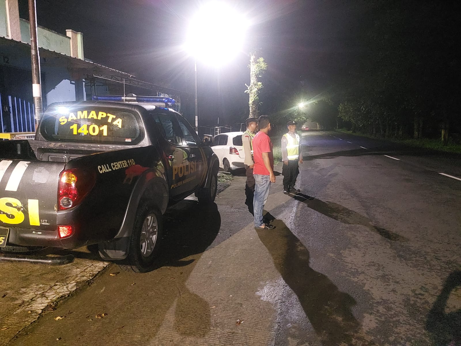 LIAR: Polisi membubarkan aksi balap lari liar di Jalan Raya Maospati&ndash;Magetan yang memadati badan jalan dan mengganggu arus lalu lintas. FOTO: POLSEK MAOSPATI