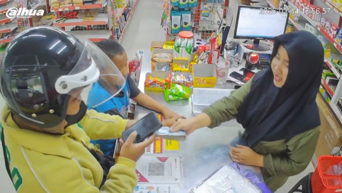 PENIPUAN: Rekaman CCTV memperlihatkan pelaku saat menjalankan aksi penipuan berkedok panitia acara di salah satu toko di Ngawi.