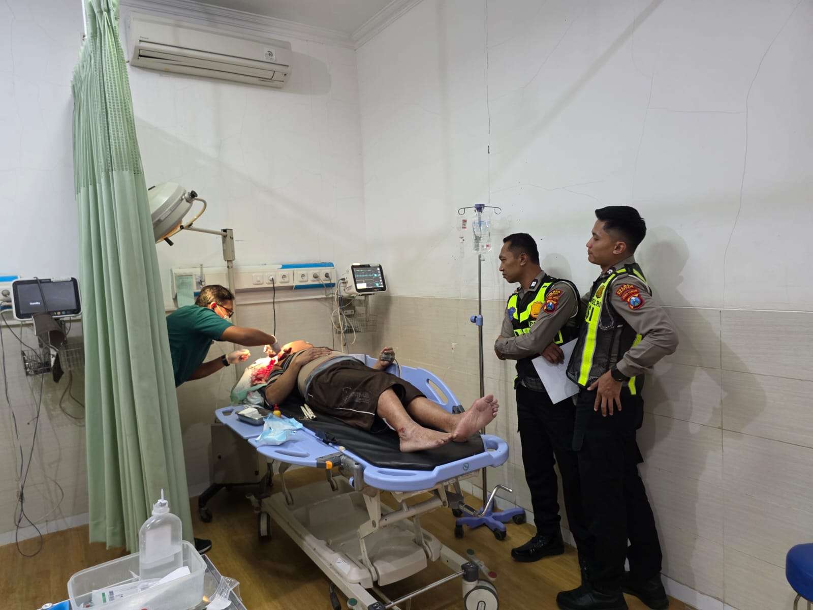 KORBAN LAKA: Salah satu pejalan kaki korban kecelakaan di Jalan Yos Sudarso Pacitan mendapatkan perawatan medis usai tertabrak sepeda motor. FOTO: SATLANTAS POLRES PACITAN