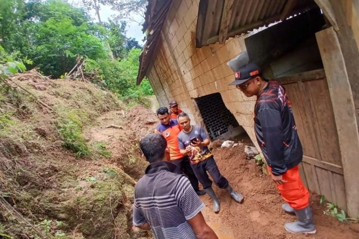 JEBOL: Salah satu rumah warga di Kecamatan Sudimoro rusak akibat tanah longsor yang terjadi pada awal Ramadan. FOTO: BPBD PACITAN
