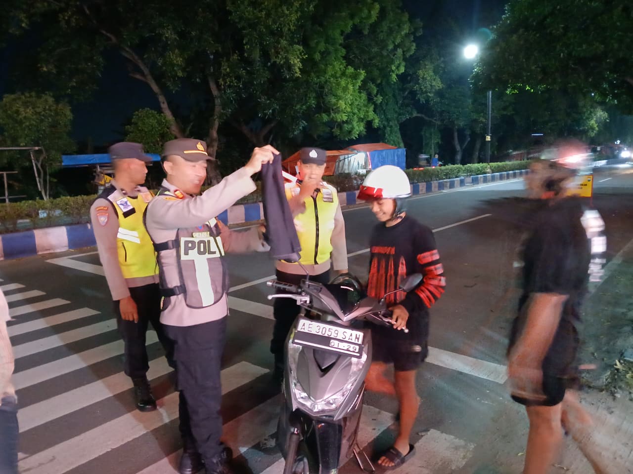 MERESAHKAN: Polisi mengamankan meriam rakitan dan petasan saat patroli cipta kondisi di kawasan Pasar Pon, Ponorogo. FOTO: POLSEK SIMAN