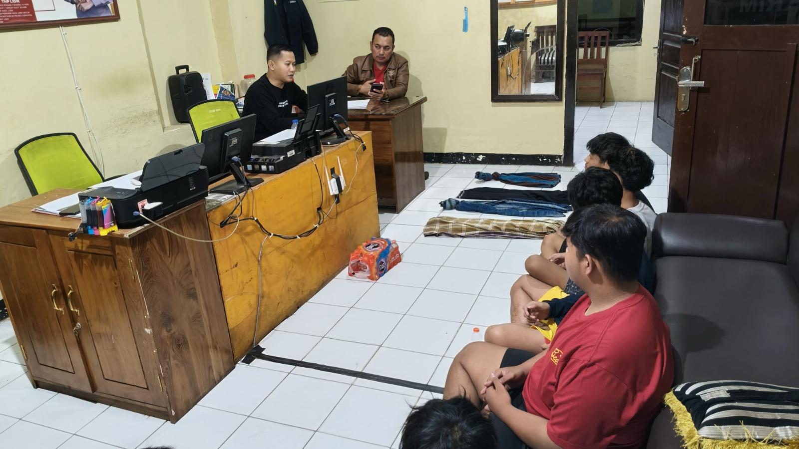 PATROLI: Petugas mengamankan remaja yang terindikasi melakukan perang sarung dalam operasi keamanan Ramadan tahun lalu. FOTO: ISTIMEWA