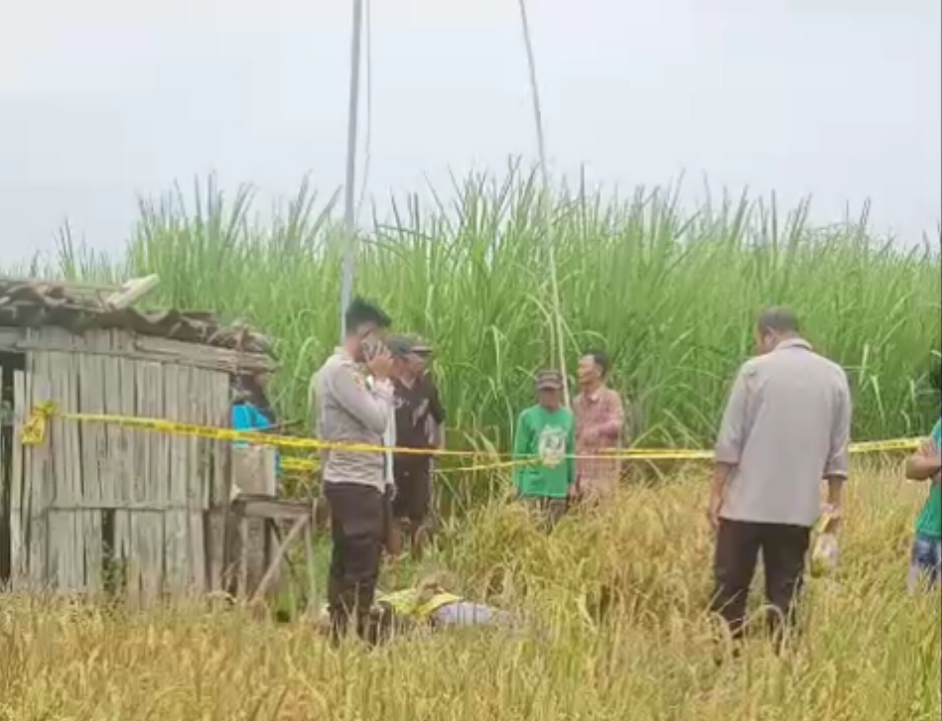 OLAHTKP: Polisi melakukan pemeriksaan di lokasi dua warga Kebonsari yang tewas tersengat listrik saat memperbaiki kabel pompa sawah. FOTO: ISTIMEWA